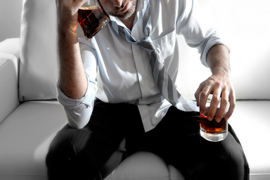 Мужчина и алкоголь,похмельный синдром